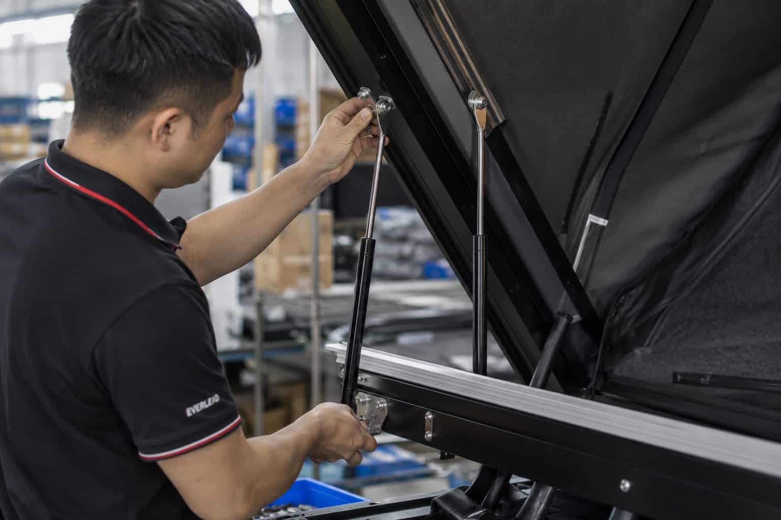 Gas-Strut-Installation